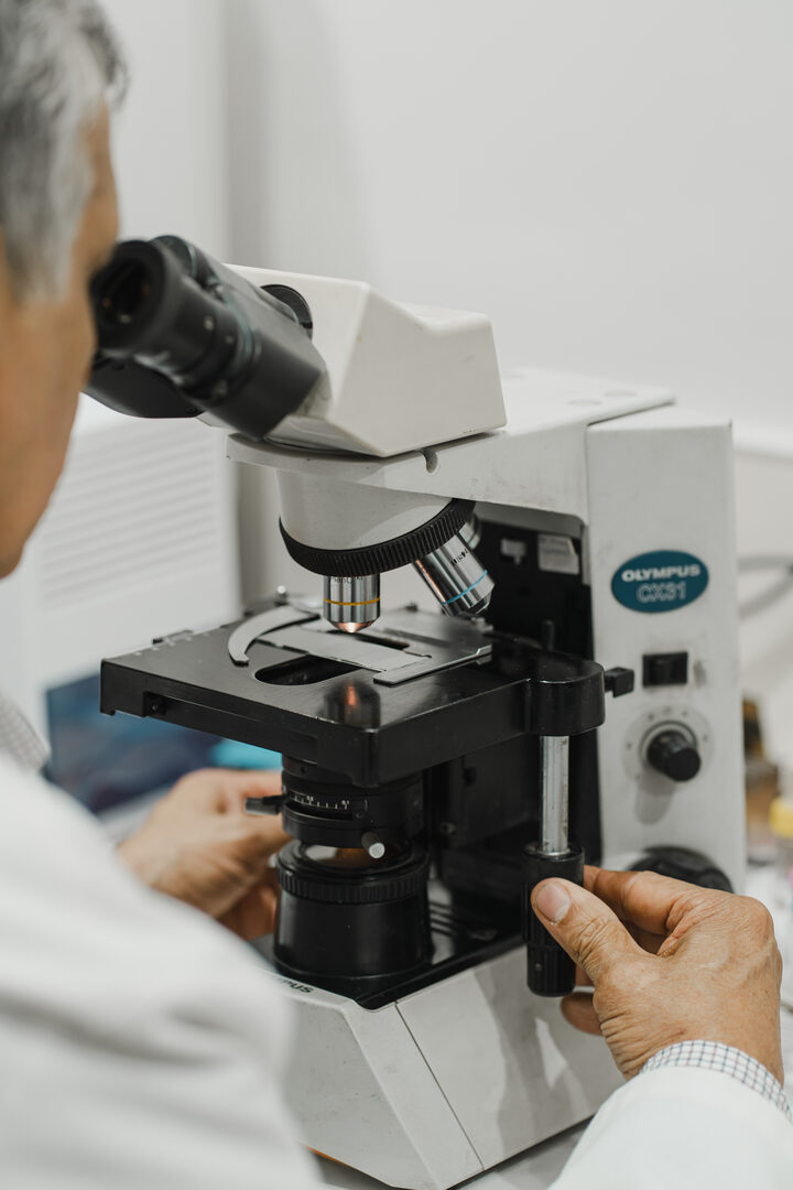 Profesional trabajando con un microscopio en el laboratorio