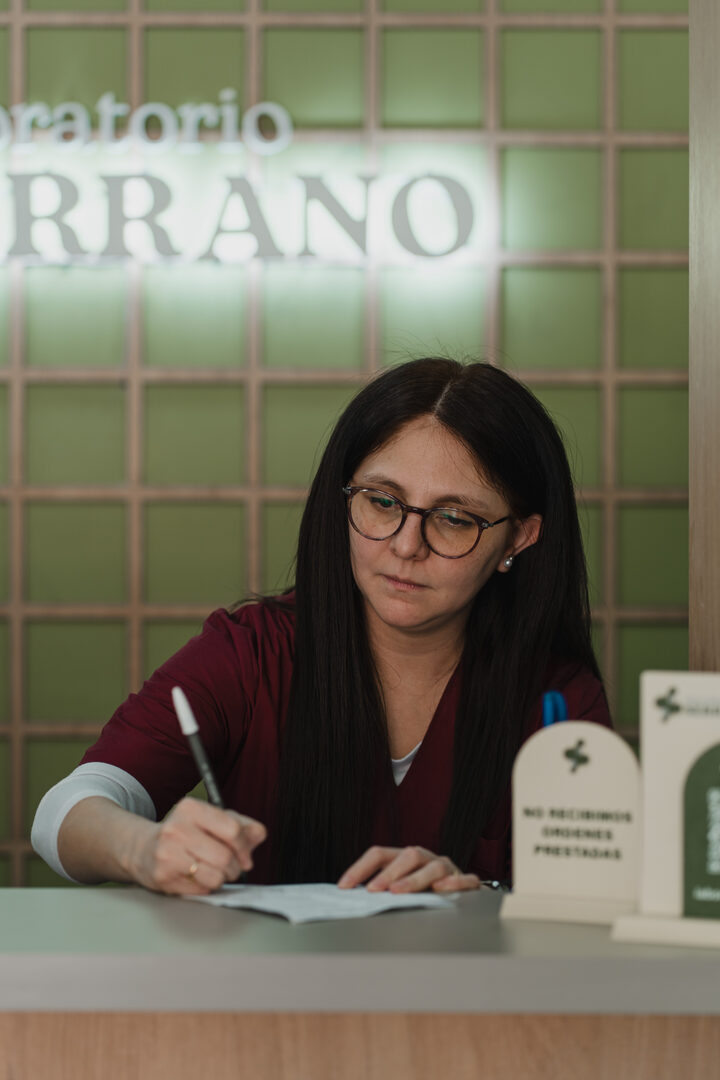 Integrante del laboratorio trabajando en la recepción
