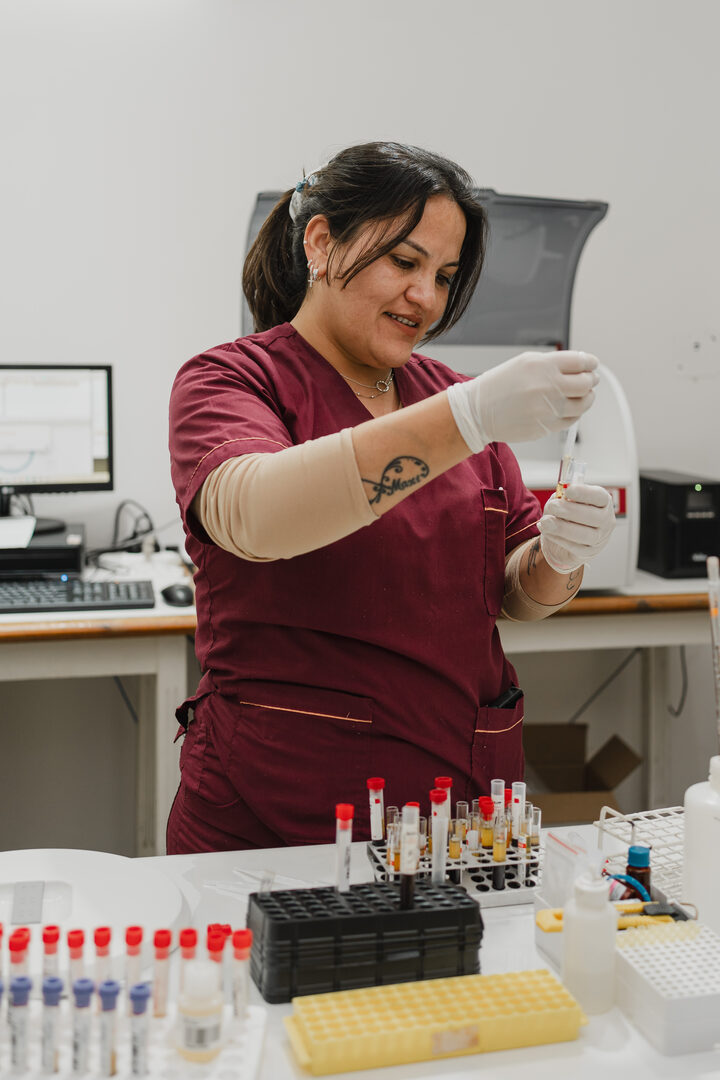 Profesional preparando muestras y tubos en el laboratorio