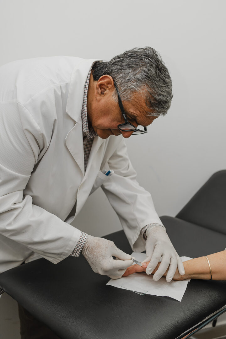 Profesional realizando una toma de muestra clínica