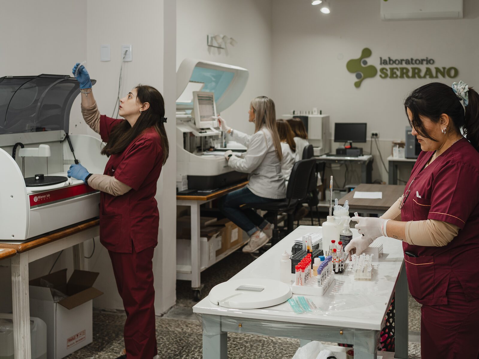 Profesionales trabajando en el área técnica del laboratorio