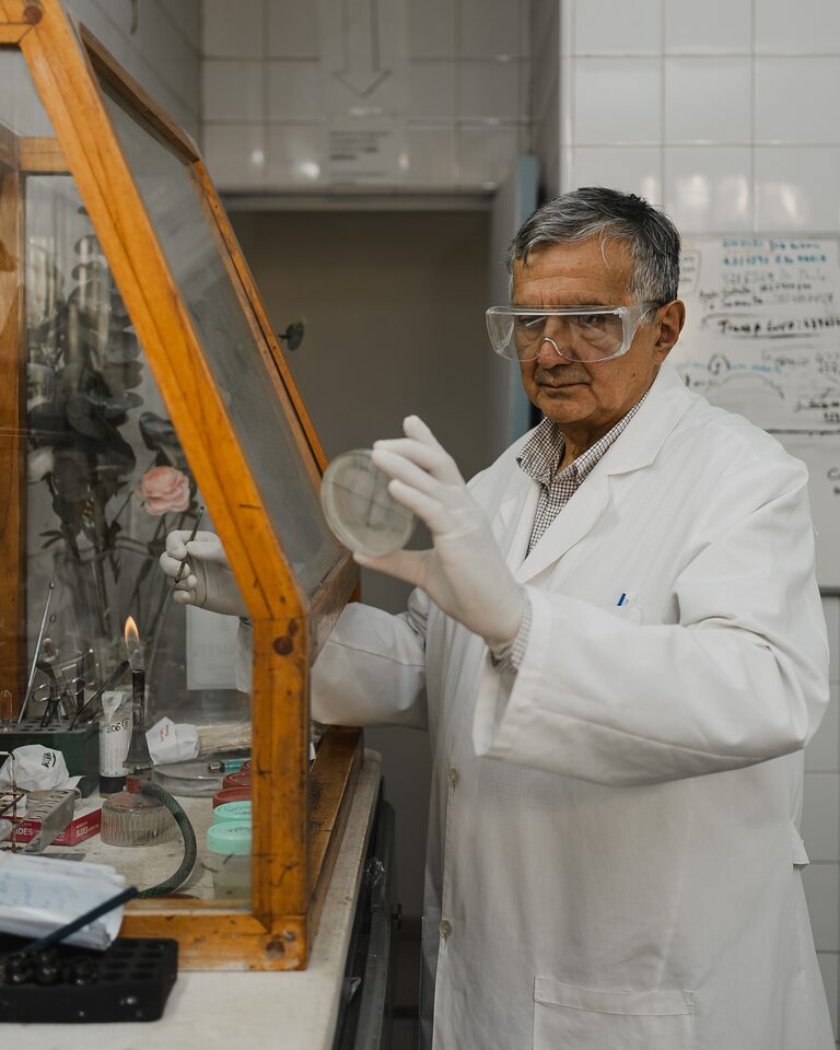 Profesional analizando una muestra en el laboratorio