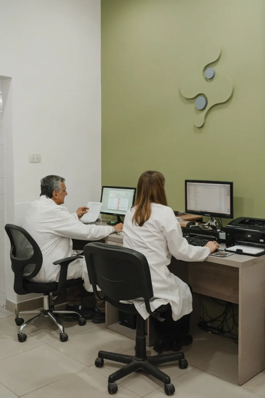 Validación y confirmación de resultados por profesionales.